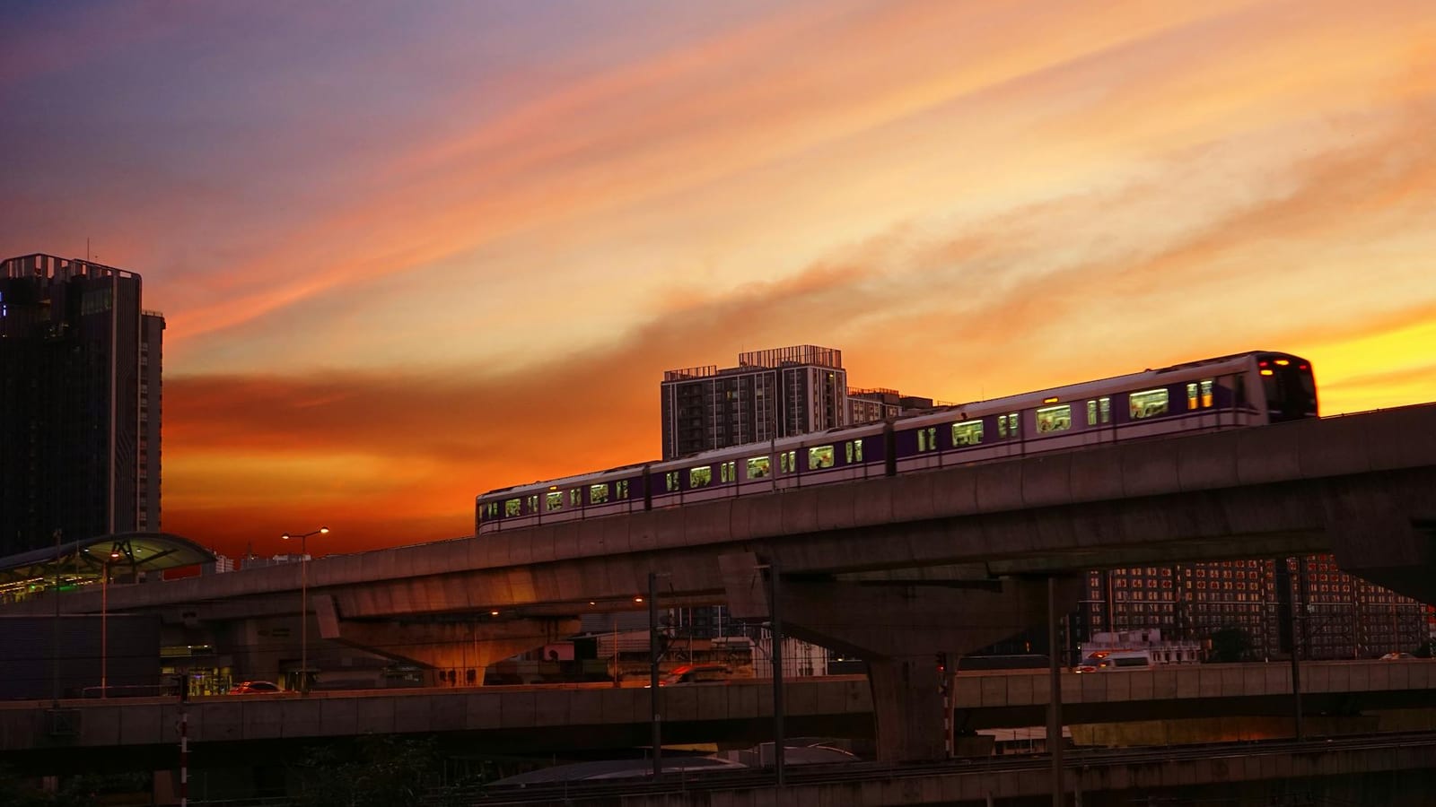 Bangkok train-bus crash kills eight, injures 25 people