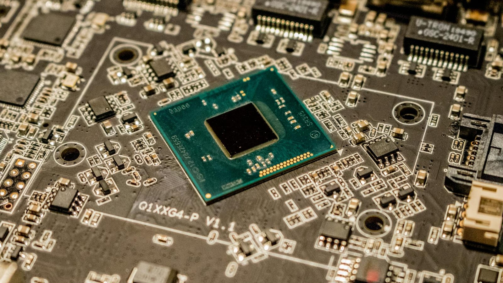 Chip Stocks Slide as Inflation Jolt Tests AI Market Rally