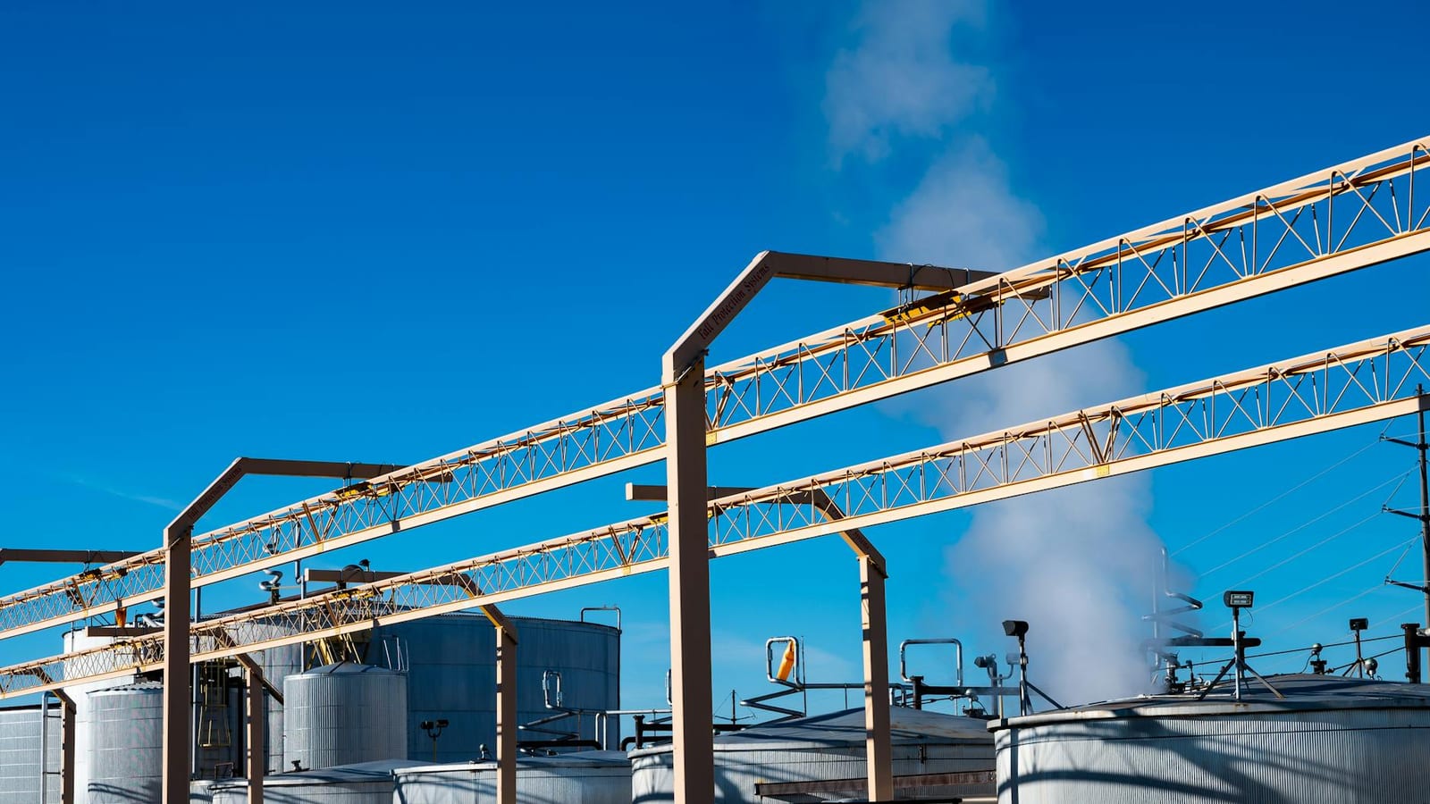 Crude traders weigh US-Iran truce signals as oil splits