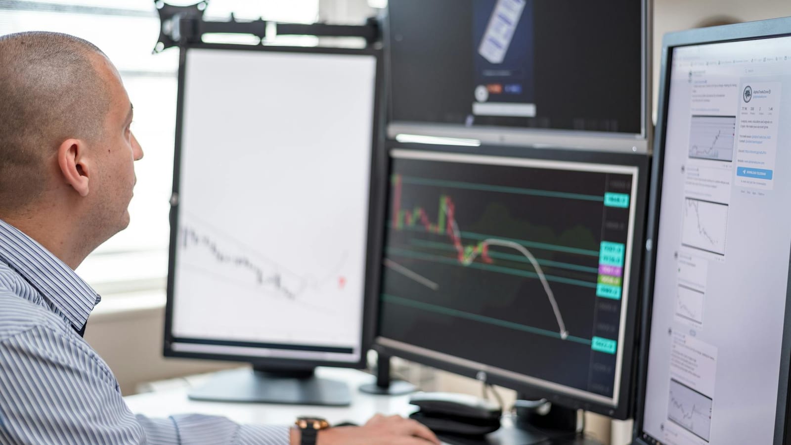 Dollar Ends Flat After Iran Deal Rumours Jolt Markets