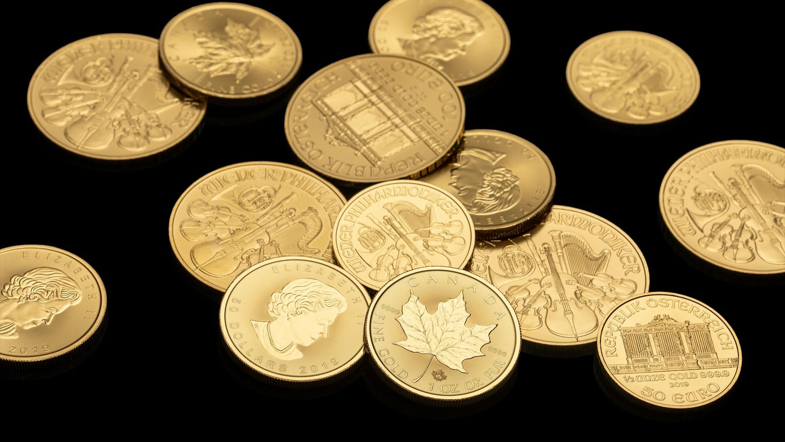 Gold Holds Near $4,542 While Iran Tensions Lift Oil