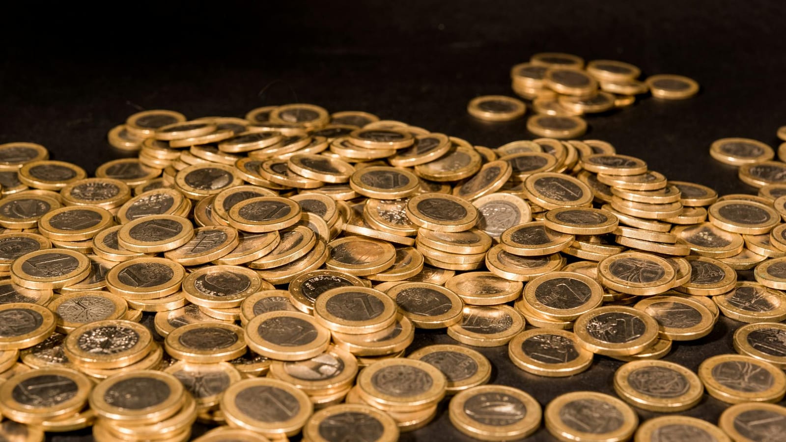 Gold, Silver Fall as Dollar Offsets Iran Strike Fears