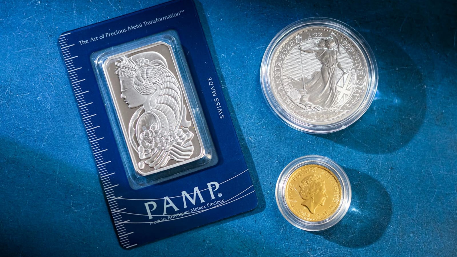 Gold slides below Rs 1.60 lakh as dollar pressure bites