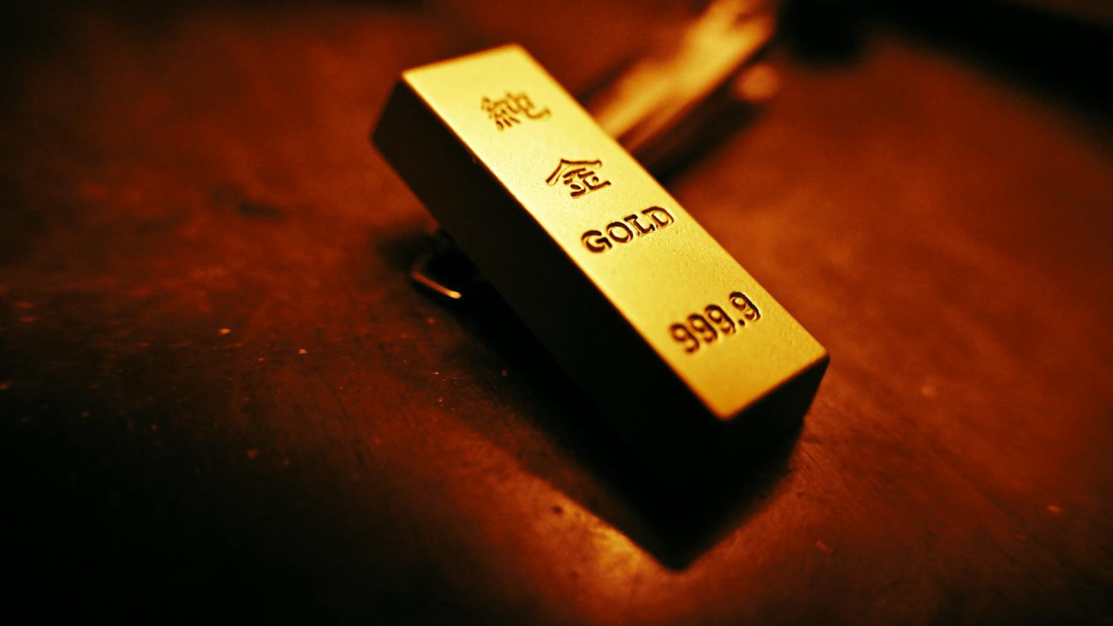 Gold slips as rate cut hopes fade on inflation worries