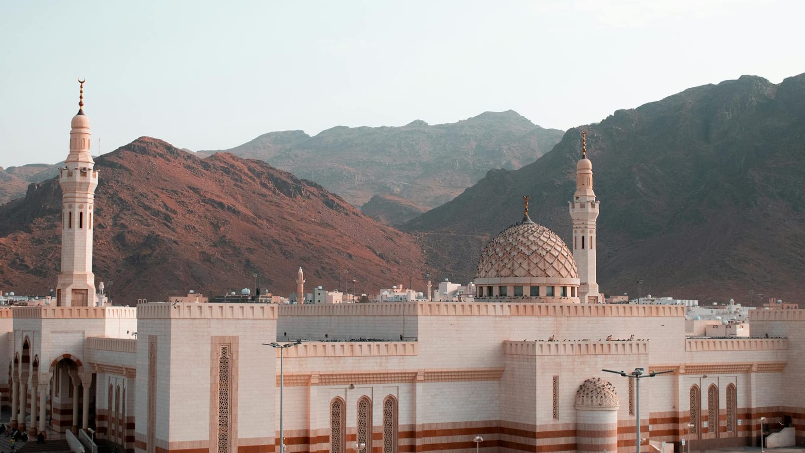 Hajj Opens in Mecca as Extreme Heat Tests Pilgrims