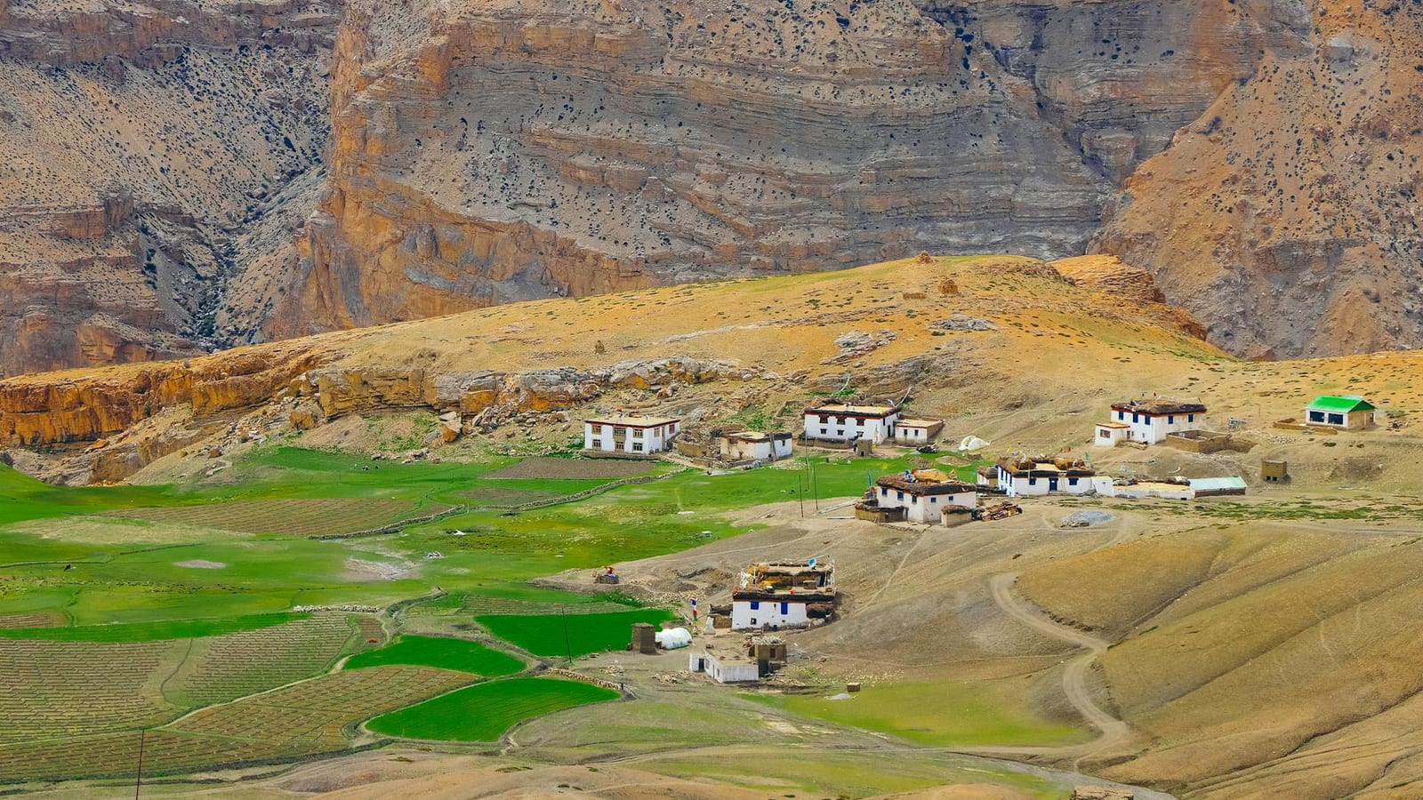 Heatwaves push India’s summer travellers to cool hills