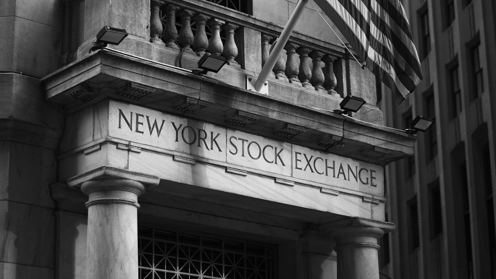 Oil Slide Splits Wall Street as Chip Stocks Diverge