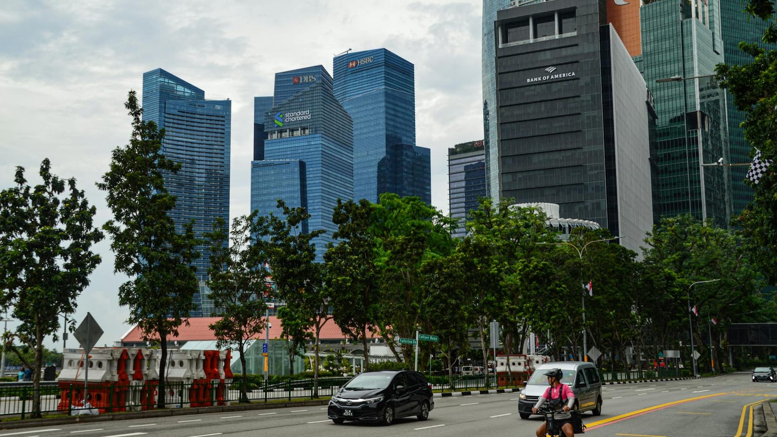 Standard Chartered AI Shift Puts 7,800 Roles at Risk